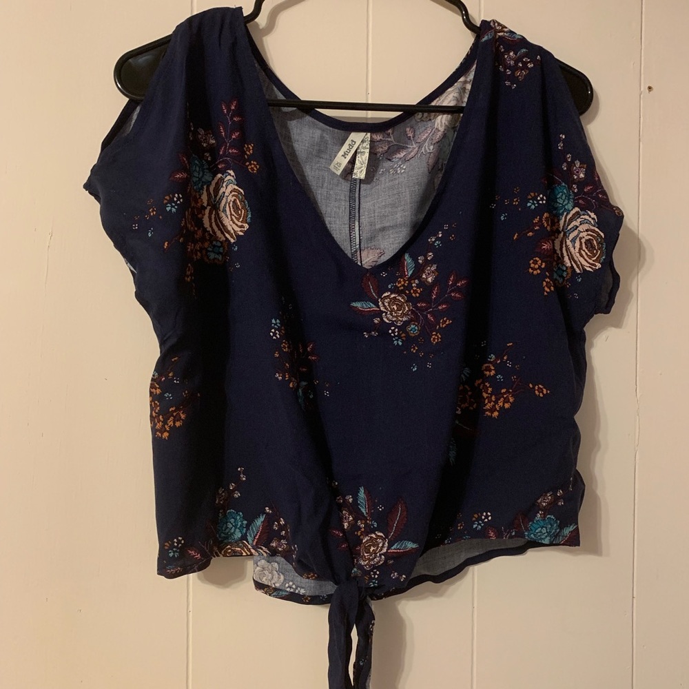 Mudd V-neck Tied Floral Crop Top